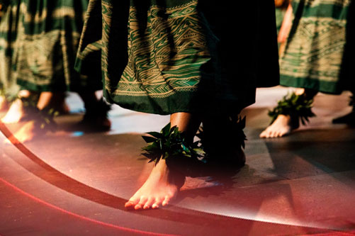 Pies de varias mueres danzando. Sanaya Ancestral Wellness.